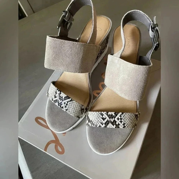 New Animal print wedge sandal Size 8 with box - Picture 11 of 13